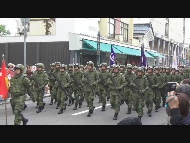 一糸乱れぬ行進 自衛隊市中パレード | アップルストリーム